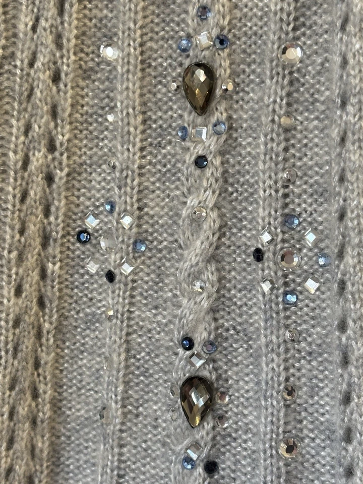 Suéter Tejido Hombro Descubierto Gris Mercado Negro Casa Blanca con Detalle de Lentejuelas Talla. M Foto 3 de 4