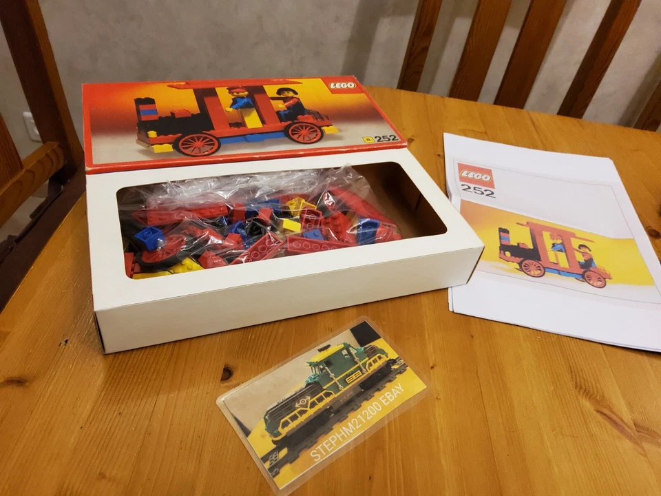 lego 252 building set with People train locomotive with driver et passager - Photo 2/4