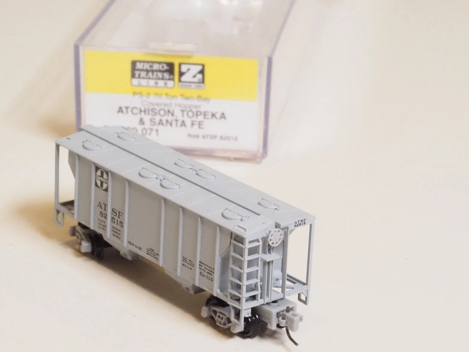 531 00 071  MTL Z-scale PS-2 70 ton 2-Bay Covered Hopper ATSF SANTA FE - Image 2 of 3