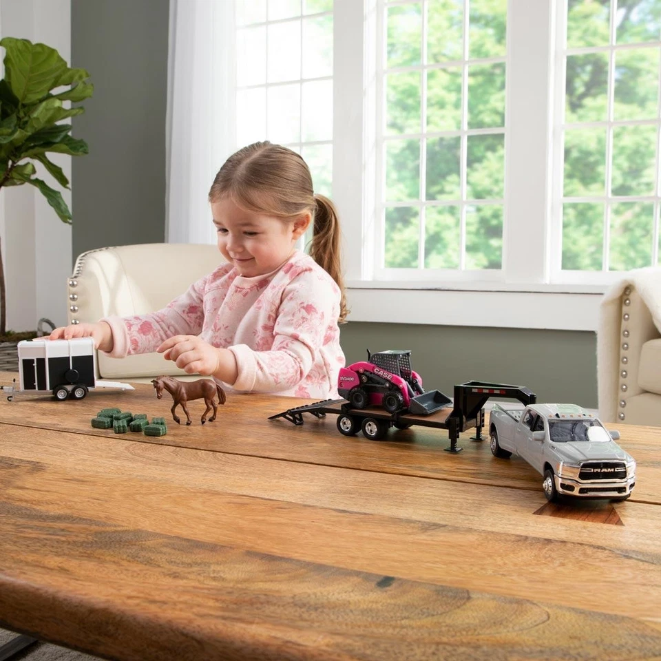 1/32 CASE SV340B Skid Steer on Flatbed Trailer with RAM Pickup & Accessories, ZF - Image 3 of 4