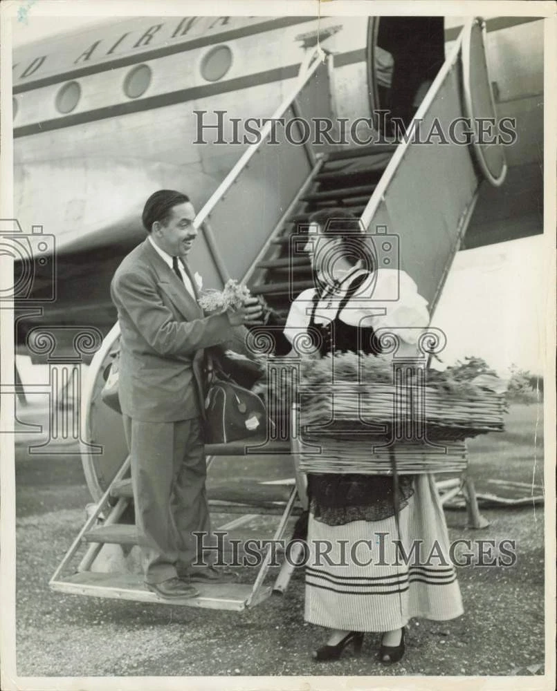 1950年 プレスフォト AcmeのBert Brandtはフランスのニースで花で迎えられます - 画像1/2
