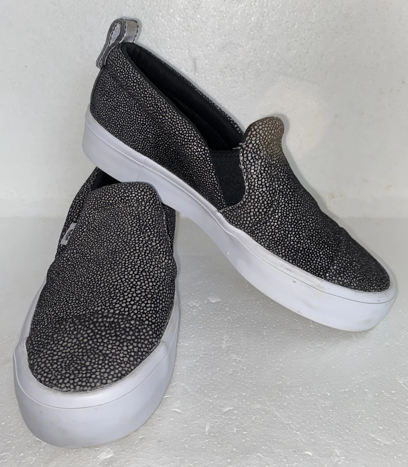 Scarpe Adidas Metallic Sting Ray design slip on in pelle grigio lucido e nero taglia 5 5