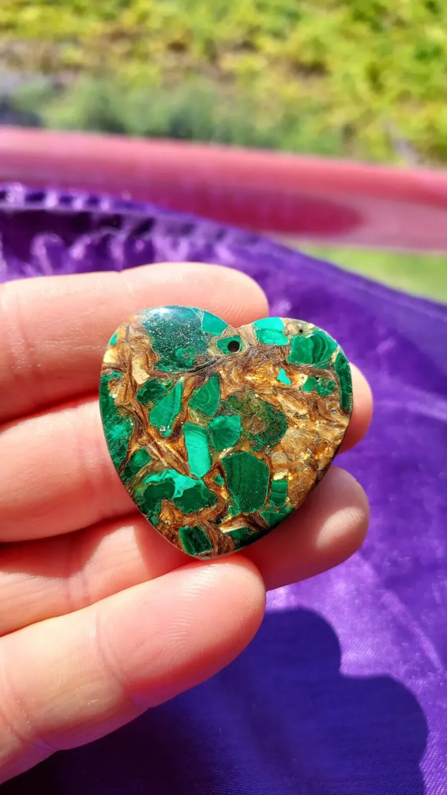 Pendentif coeur en jaspe vert beige et dore de 4.1 cm pour collier