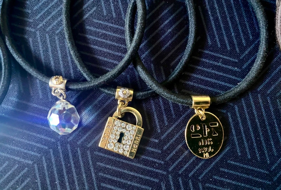 Conjunto de 3 pulseiras berloques logotipo faixa elástica preta e dourada Henri Bendel novas - Imagem 2 de 4