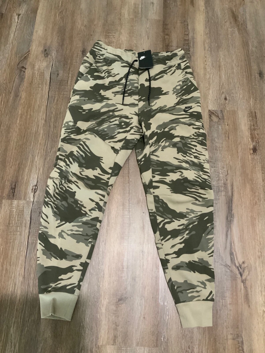 Camo hotsell nike sweatpants
