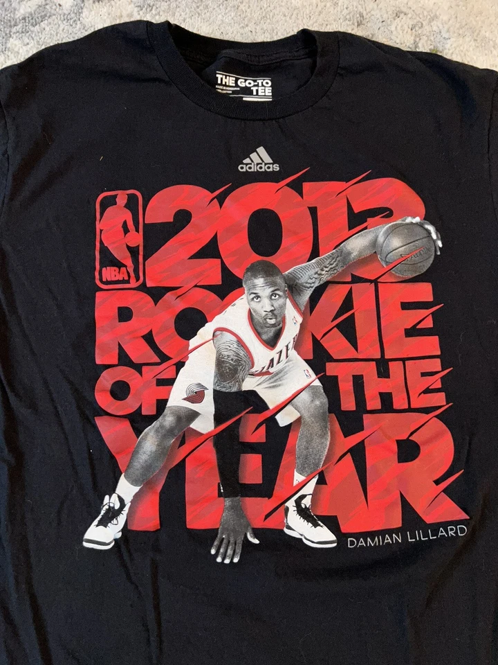 Camiseta Damian Lillard Portland Blazers 2013 Novato del Año Adidas Gráfica Grande Foto 2 de 3