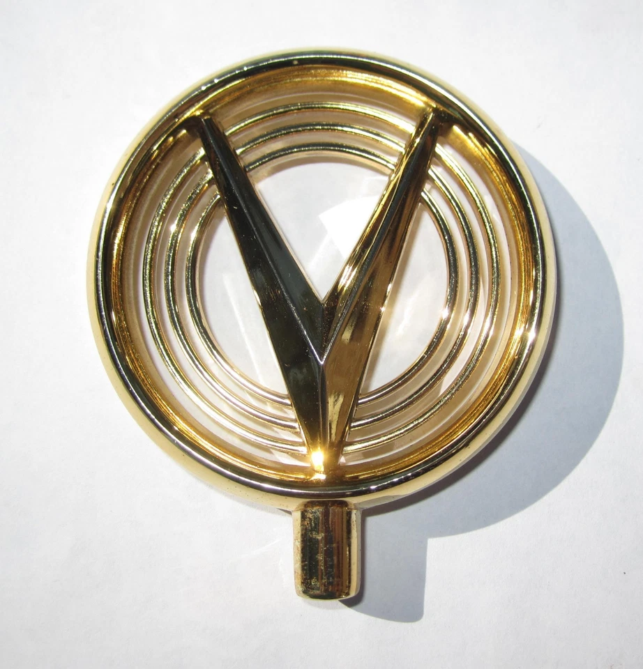 Buick Roadmaster 1955 adorno de capucha color dorado. OEM #1167952 Foto 2 de 3