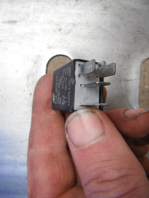Audi VW Seat Skoda Black (404) Contact Close Relay 95VW10K705EA 7M0951253C