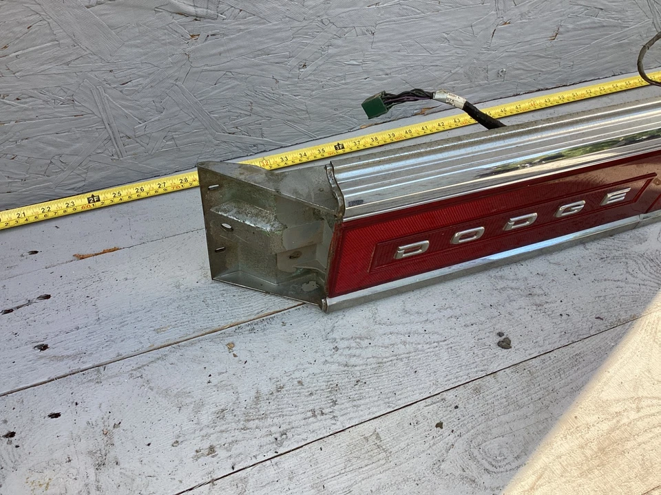 Conjunto de luz trasera exterior e interior central derecha Dodge Dynasty 1988-1993 OEM Foto 2 de 4