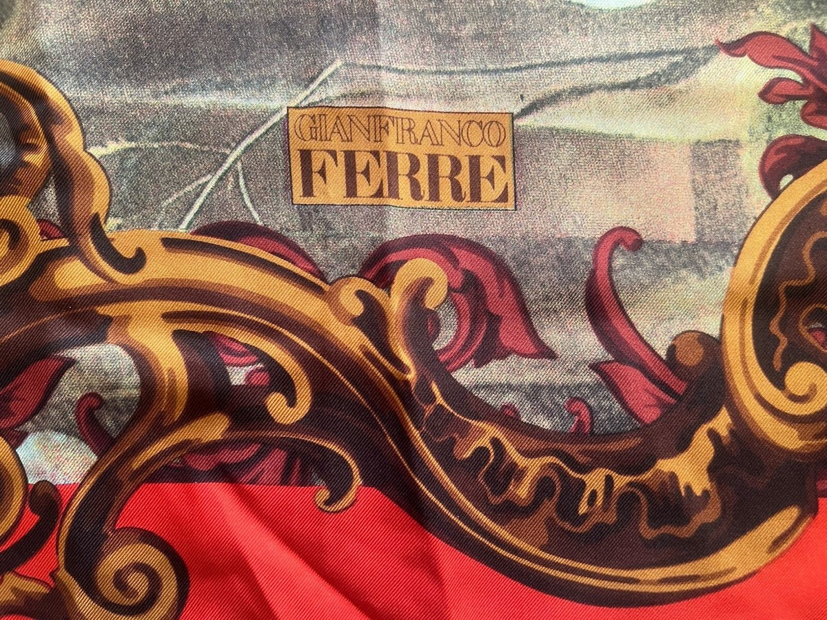 Foulard Gianfranco Ferré En Soie Pure - Motif Fruits Rouge, Occasion, Fabriqué En Italie