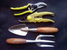 Kleine Gartengeräte, Gartenschere, Gabel und Kelle.