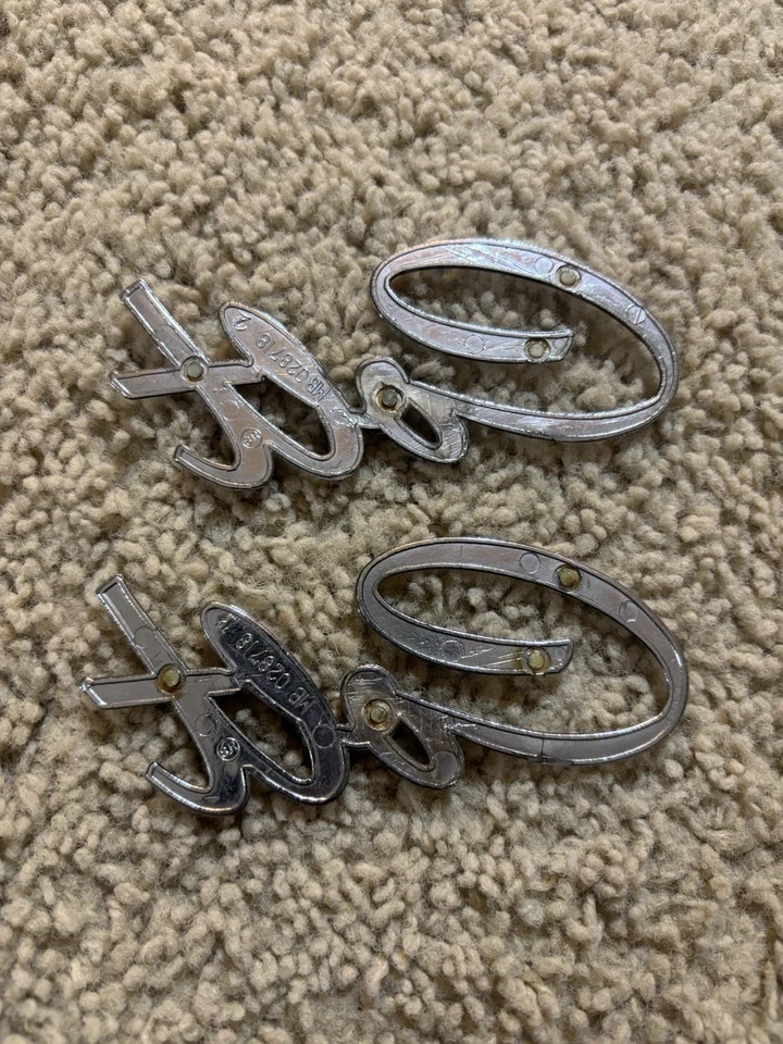 1974-79 DODGE COLT EMBLEMA PLÁSTICO PARA-LAMA FABRICANTE DE EQUIPAMENTO ORIGINAL 75 76 77 78 LEITURA - Imagem 2 de 4