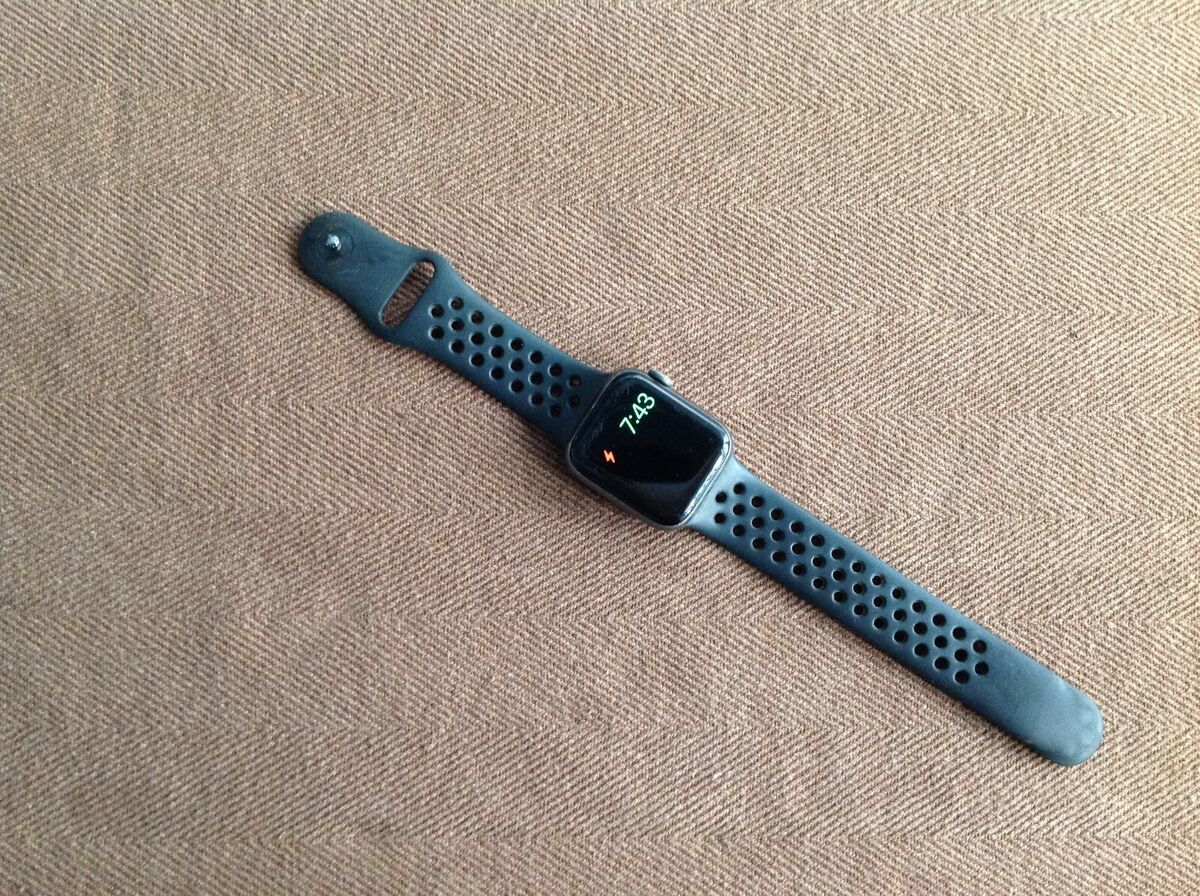 Apple Watch Series 4 Nike 40mm Aluminum & Ceramic Case 10NX Apple Watch Series 4 Nike 40mm Aluminum & Ceramic Case 10NX