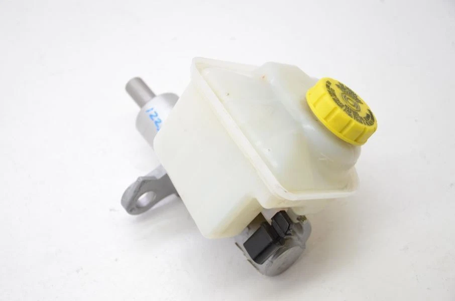 Главный цилиндр тормоза 2013-2019 Porsche Boxster S с резервуаром и крышкой - Изображение 2 из 4