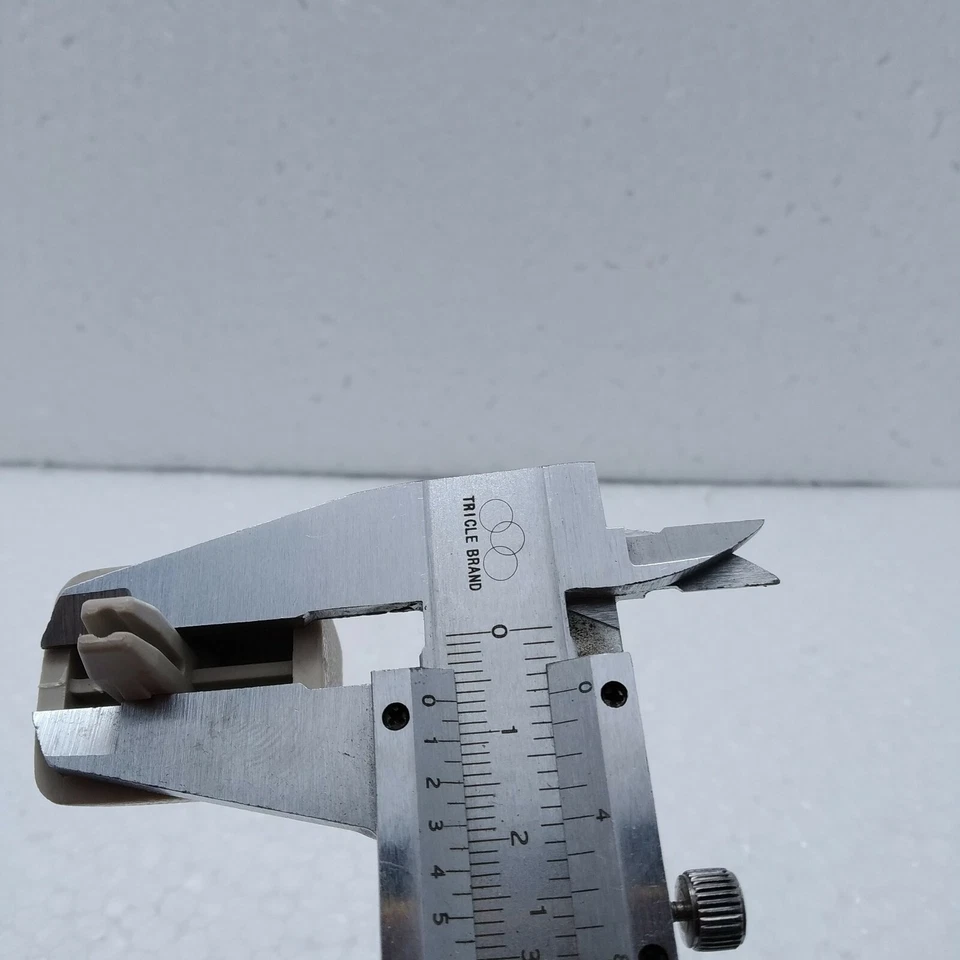 Parasol Soporte a Presión Clip Retenedor Gris ISUZU Chevrolet GM Parte Original 2x Foto 2 de 4