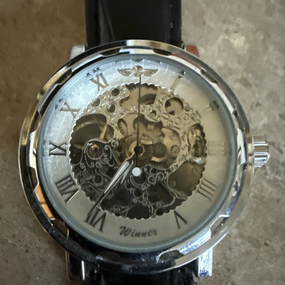 Reloj Hombre Winner Skeleton Mecánico Cuerda Analógico Tono Negro y Plateado Funciona Foto 2 de 4