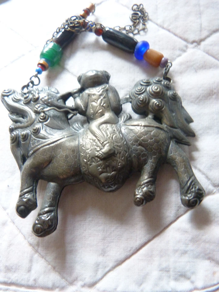 Antiguo Collar Colgante Dragón Qilin Plata China, Guerrero Montando Quilin Foto 2 de 3