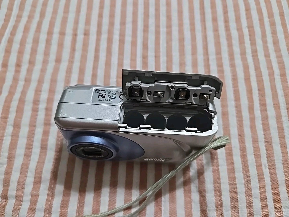 Nikon COOLPIX 2000 Compact Digital Camera With Original Box And