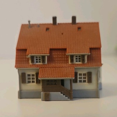 Kibri HO Scale Plastic Residential Building Model, Brown Red Roof, Painted