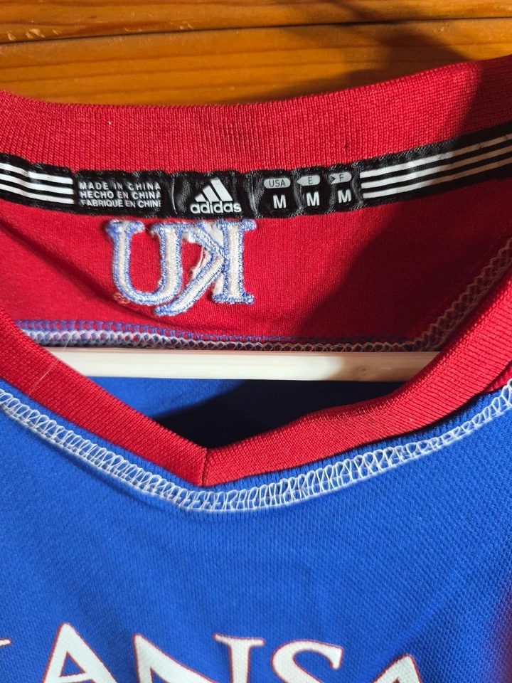 Camiseta de basquete Kansas Jayhawks #34 NCAA Adidas tamanho juvenil média M - Imagem 2 de 4