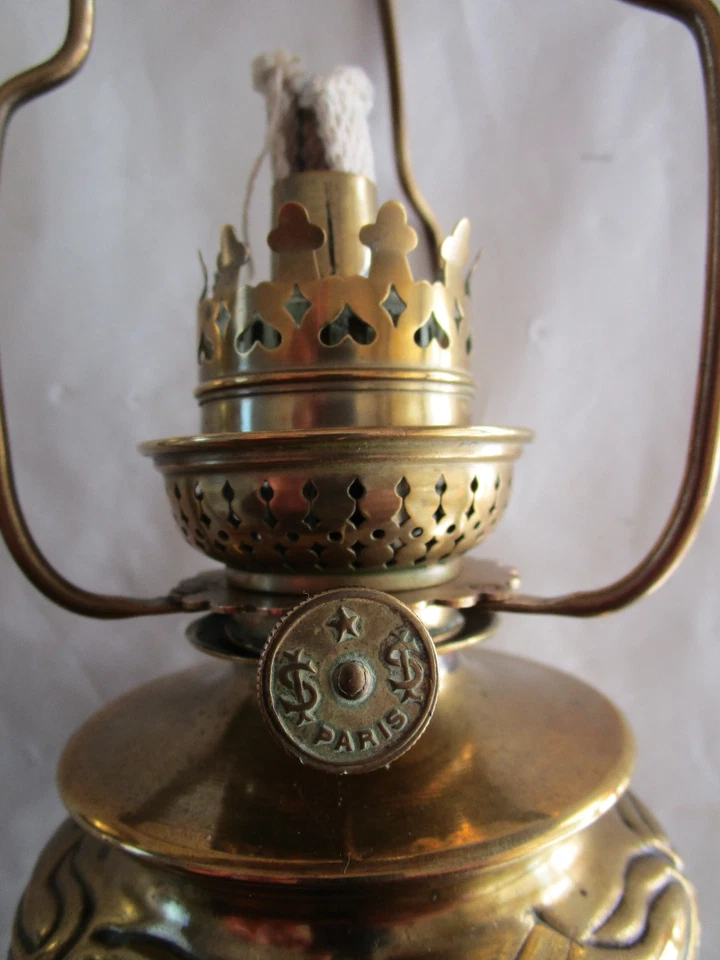 ancienne lampe à petrole parisienne en laiton decor repoussé - Photo 4/4