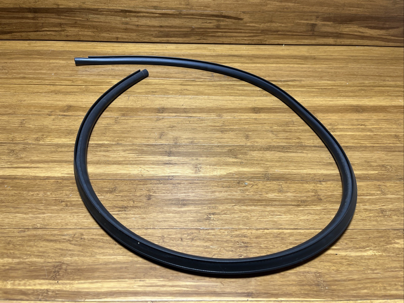 2017-2023 Rolls Royce Dawn RR6 Front Left Door Lower Seal Rubber 7304779 OEM
