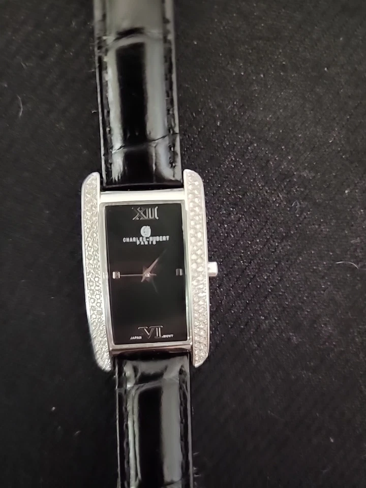 Impresionante Reloj Charles Hubert Correa de Cuero Esfera Negra 21x30mm Cristales Savarski Foto 2 de 4