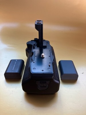 CANON RG -E2 BATTERY GRIP - WITH TWO EOS BATTERIES - TESTED GOOD