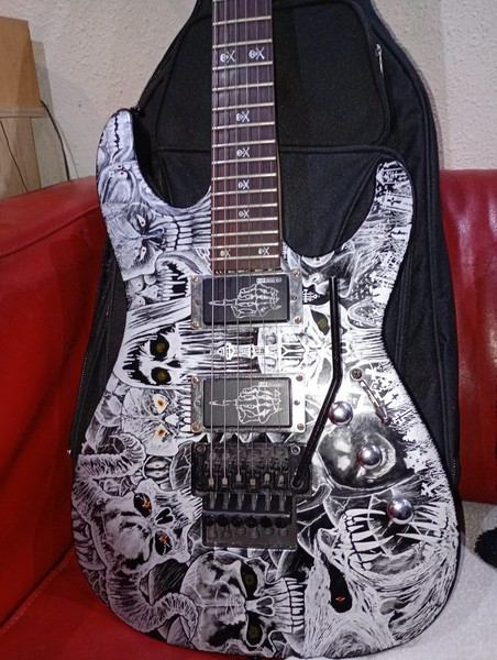 tremenda guitarra eléctrica personalizada