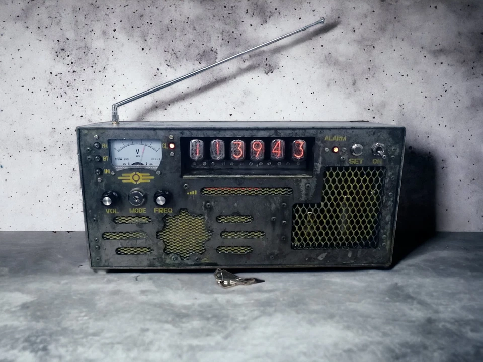 Nixie tube clock radio with Bluetooth, AUX, FM radio, Alarm, in aluminum case - Image 2 of 4