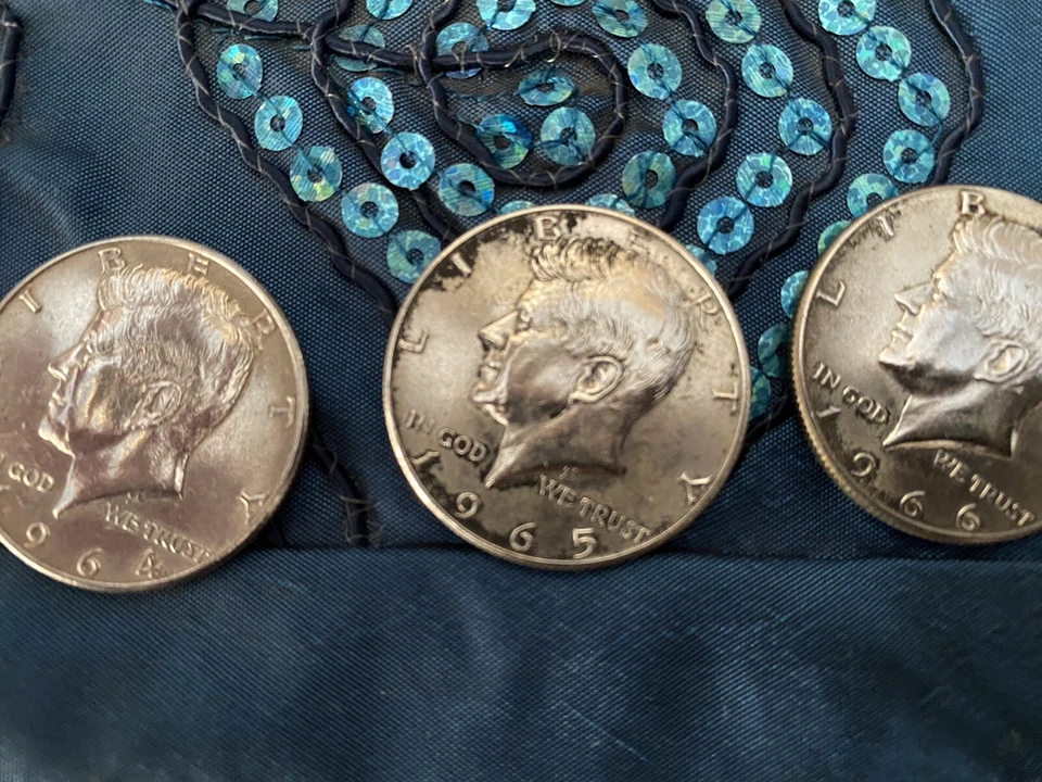 LOTTO 4 MONETE DA MEZZO DOLLARO USA ARGENTO KENNEDY ANNO 1964 1965 1966 1967 - Immagine 3 di 4