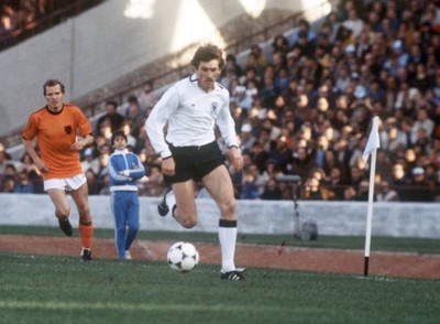 The German defender Manfred Kaltz attack The Dutch midfielder Will- Old Photo