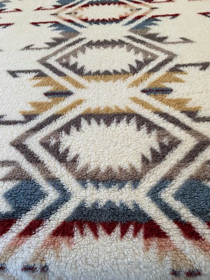 Pendleton Fleece Sherpa Azteca Manta King Size Blanco Arenas 112” X 92” - Usada en Excelente Condición Foto 3 de 4