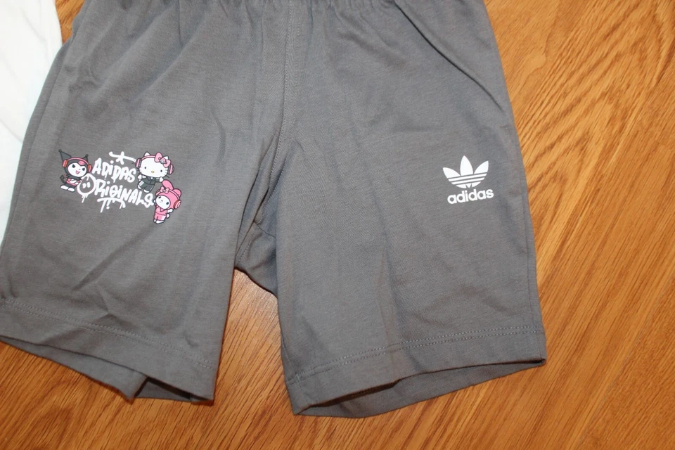 NUEVO CON ETIQUETAS NIÑAS HELLO KITTY ADIDAS TALLA 8.5 ZAPATOS ROSA, CAMISA, PANTALONES CORTOS Foto 4 de 4