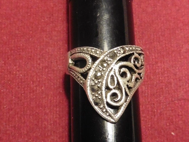 BAGUE ART DECO FILIGRANE MARCASSITE SUR MONTURE ARGENT TAILLE 53