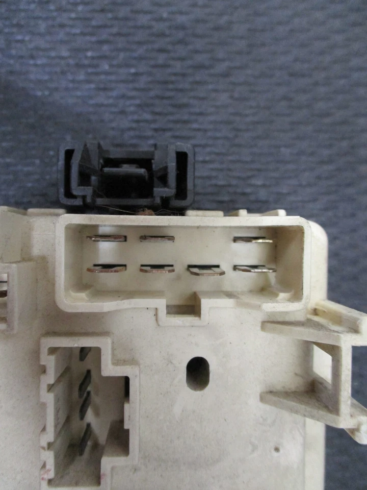 1991 年 Eagle Talon DRIVER 左底现金继电器保险丝盒 — 第 3/4 张图片