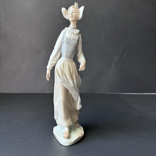 Retired Lladro # 4860 Genteel Dutch Girl w/ Tulips In Basket Broken Basket - Picture 1 of 10