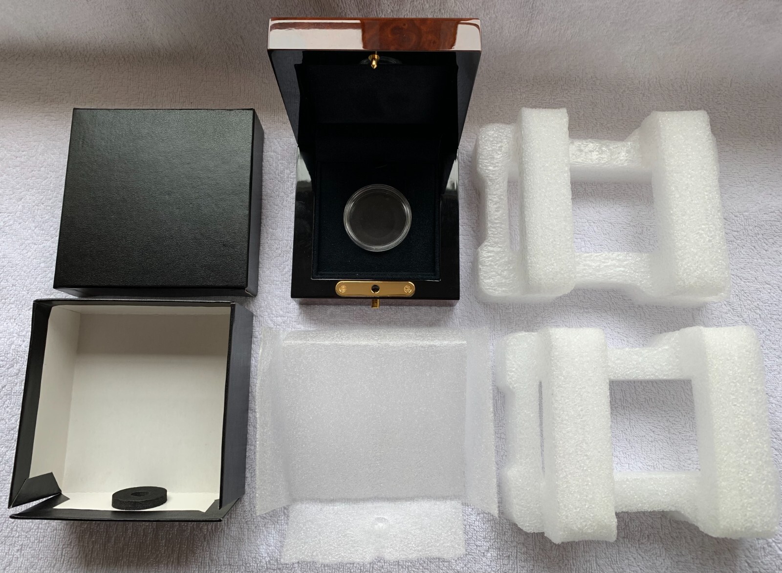 £5 Crown 5 Sovereign Walnut Case, Capsule, Outer Foam and Outer Box All Original