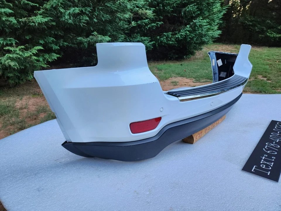 Cubierta de parachoques trasero Jeep Grand Cherokee 2011-2022 OEM. SIN ENVÍO. 1VQ65TRMAA-B Foto 2 de 4