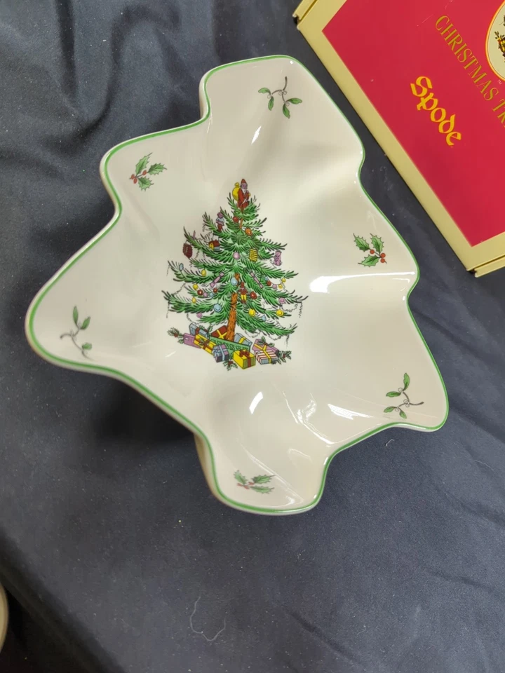 Set 2 Spode Christmas Tree Shaped Dish 20cm x 18cm x 5cm Holly  Holiday NIB - Image 2 of 4