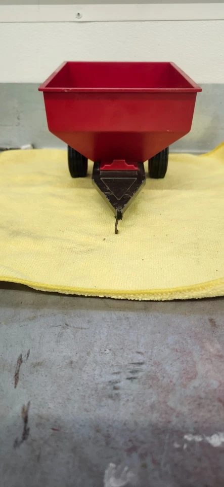 white farm equipment grain wagon - Image 4 of 4