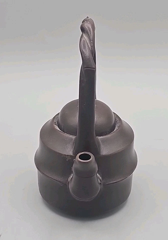 Tetera de arcilla china en forma de capas con mango de rama retorcida, caño y remate  Foto 4 de 4