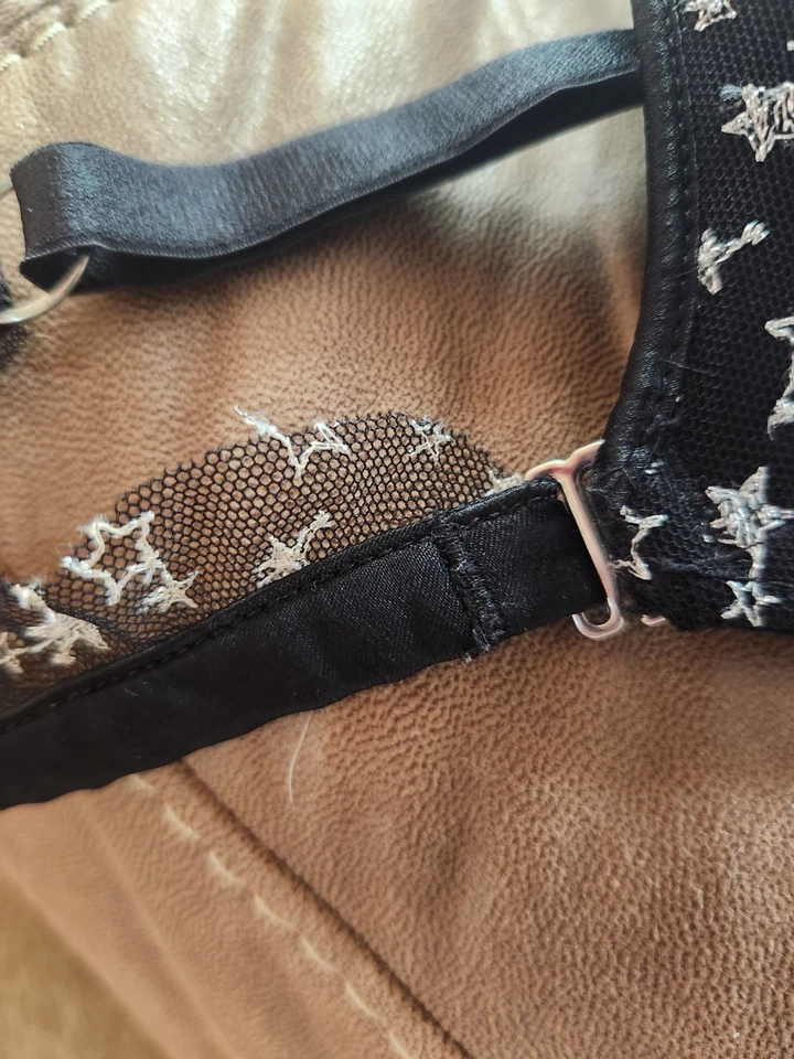 Sujetador push up Victoria's Secret 36DD Dream Angels estrellas negras y plateadas Foto 3 de 4