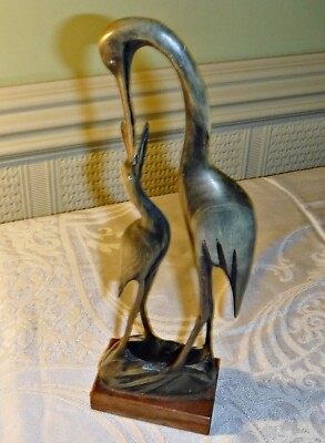 VINTAGE HORN STORCH KRANICH FÜTTERT JUNGE SCHNITZEREI AUF HOLZSTÄNDER 10 3/4 ZOLL
