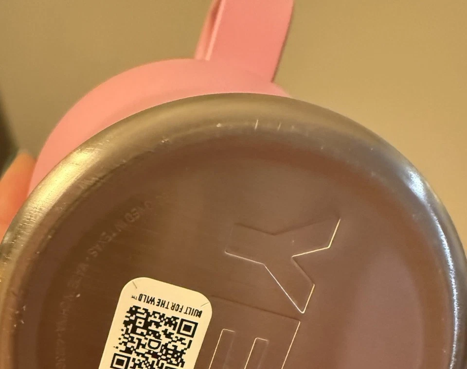 Novo! Caneca Yeti 35 oz Rambler com canudo e tampa em Power Pink edição limitada - Imagem 3 de 4