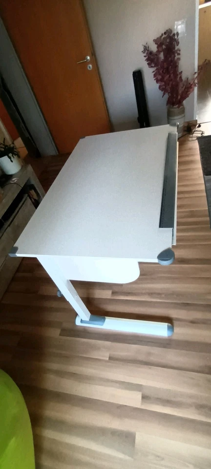 Höhenverstellbarer Schülerschreibtisch