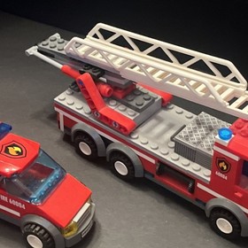 LEGO CITY  60004  FIRE TRUCKS  AND MINIFIGURES ONLY