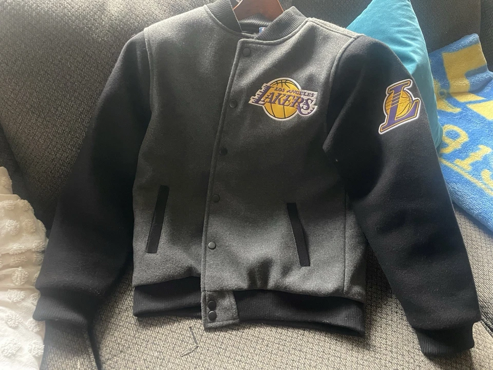 Chaqueta de bombardero de Los Angeles Lakers  Foto 3 de 4