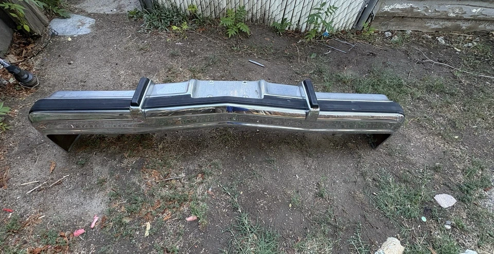 Parachoques delantero cromado de un Buick Lesabre 1978 desgaste normal Foto 2 de 4