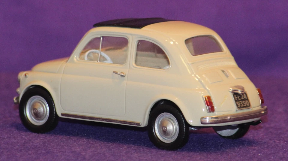Modelos Brooklin - Momo. Fiat 500 F Berlina 1968. Beige. Báscula de escritorio 1:28. M/B Foto 2 de 4